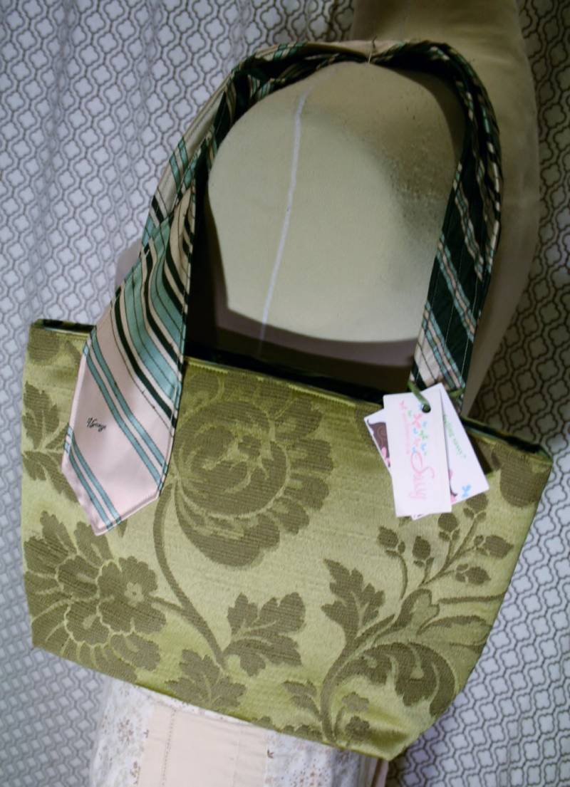 Sale Olivgrün Blumen Vintage Krawatte Sammlung Tasche, Handgemachte Stoffhandtasche, Stoffhandgemachte Geldbörse, Emily Tasche Sale Olivgrün Blumen Vintage Krawatte Sammlung Tasche, Handgemachte Stoffhandtasche, Stoffhandgemachte Geldbörse, Emily Tasche von sassygirl