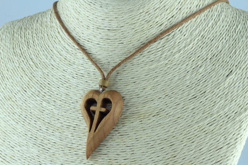 Geschnitzter Kirschherz-Anhänger Halskette Aus Holz, Verstellbare Schnur Geschnitzter Kirschherz-Anhänger Halskette Aus Holz, Verstellbare Schnur von satkostudio