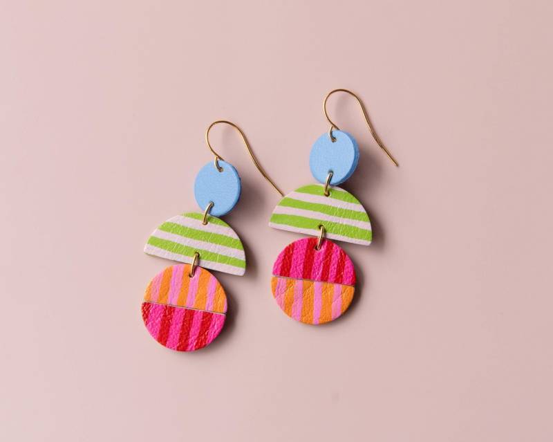 Candy Stripes Ohrringe - Handbemalte Streifen Auf Lederresten Candy Stripes Ohrringe - Handbemalte Streifen Auf Lederresten von scandinazn