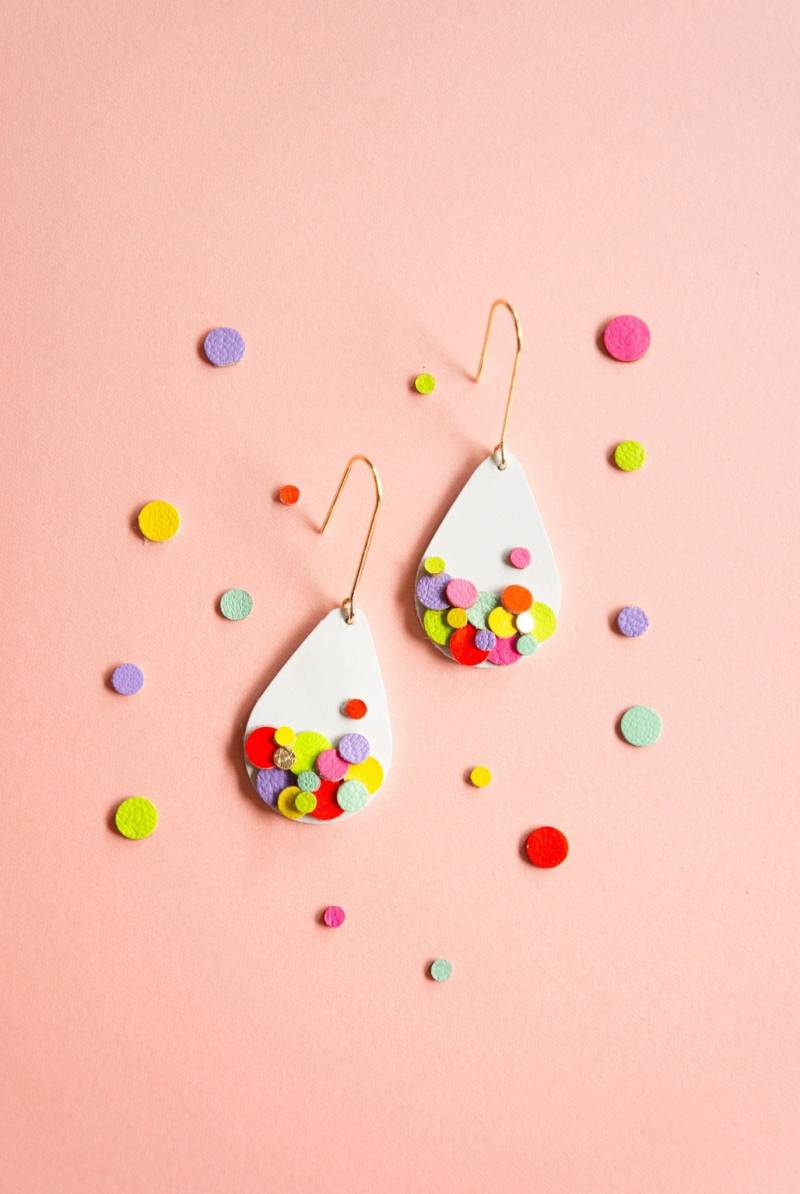 Konfetti Teardrop Ohrringe in Neon + Weiß - Leichte Statement Aus Leder Mit Scraps Gemacht von scandinazn