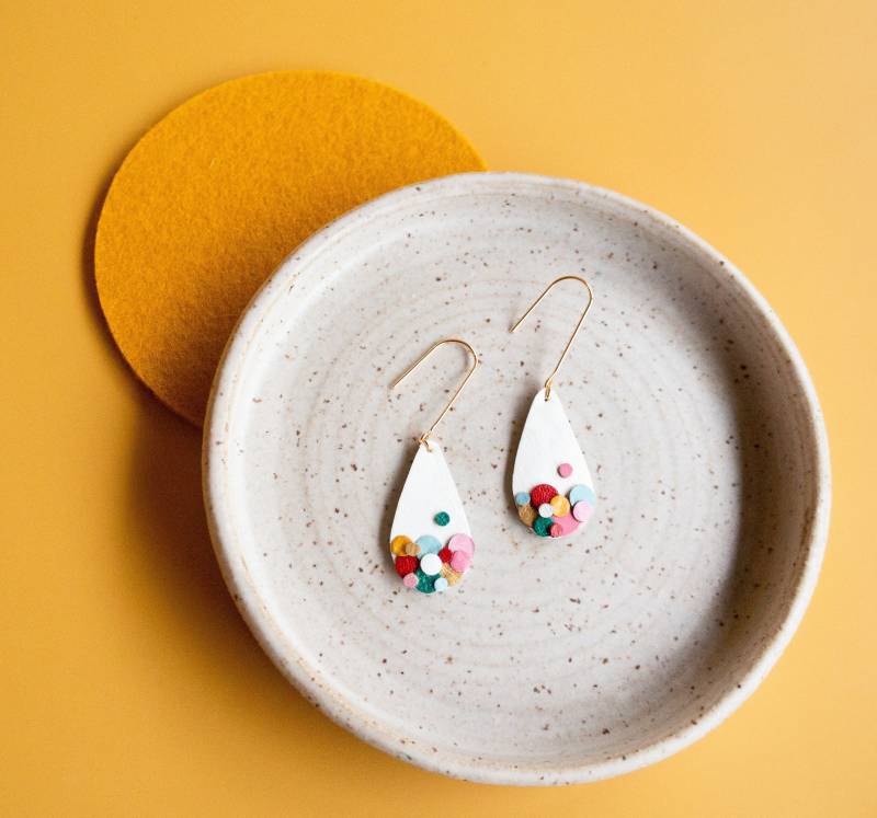 Regenbogen Konfetti Leder Teardrop Statement Ohrringe - Lange 14K Vergoldete Haken Regenbogen Konfetti Leder Teardrop Statement Ohrringe - Lange 14K Vergoldete Haken von scandinazn