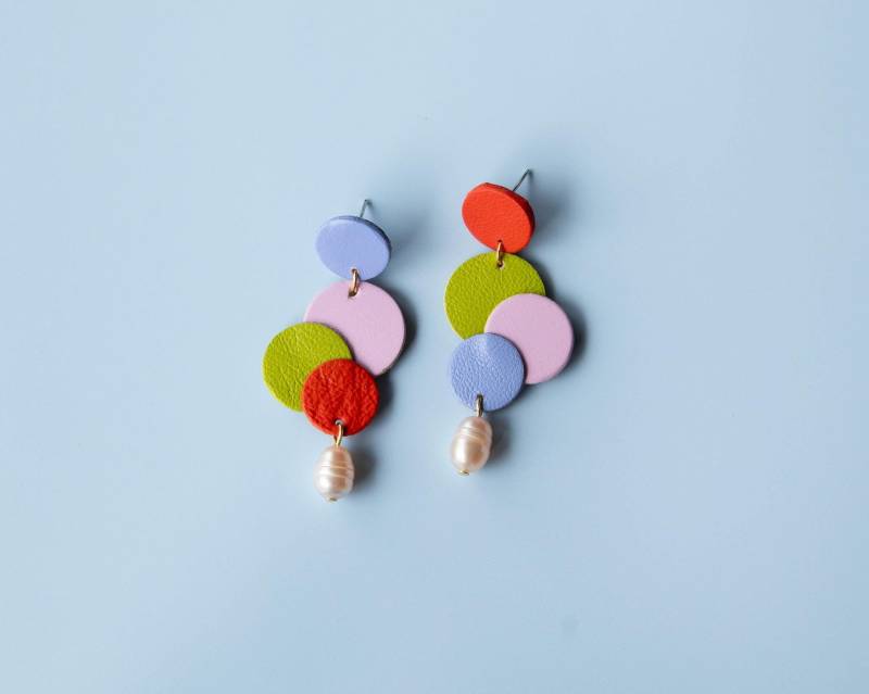 Rounds Layered Kreise Ohrringe in Pink/Grün Rot - Leicht & Aus Wiedergewonnenem Leder Mit Süßwasserperlen von scandinazn