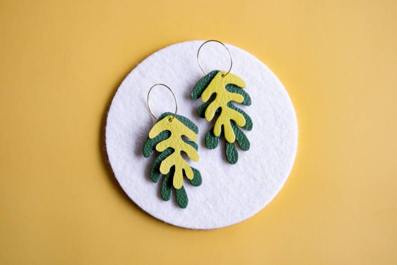 Wakame Seaweed Creolen in Olive + Senf - Altleder Statement von scandinazn