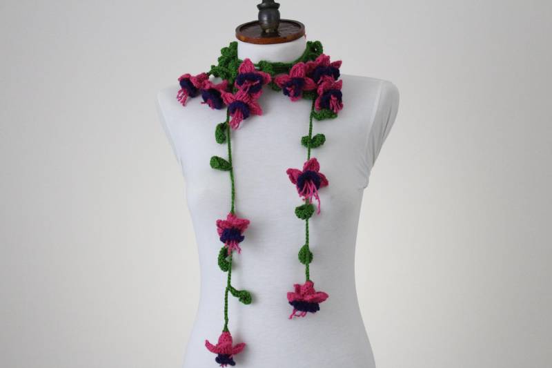 Fuchsia Häkeln 3D Blumen Schal Handgemachte Boho Wrap Halskette, Layered Floral Accessoire von scarfnurlu