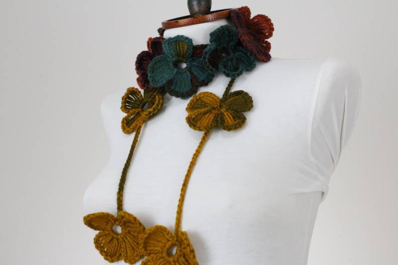 Gehäkelte Blume Schal Boho Lariat Halskette, Multicolor Floral Wrap, Handgemachte Herbst Winter Accessoire von scarfnurlu