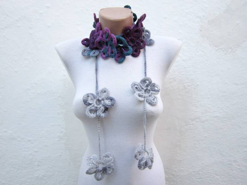 Gehäkelter Blumen Kaskaden Schal, Handgefertigter Mehrfarbiger Lariat Wrap, Winter Boho Statement Accessoire von scarfnurlu