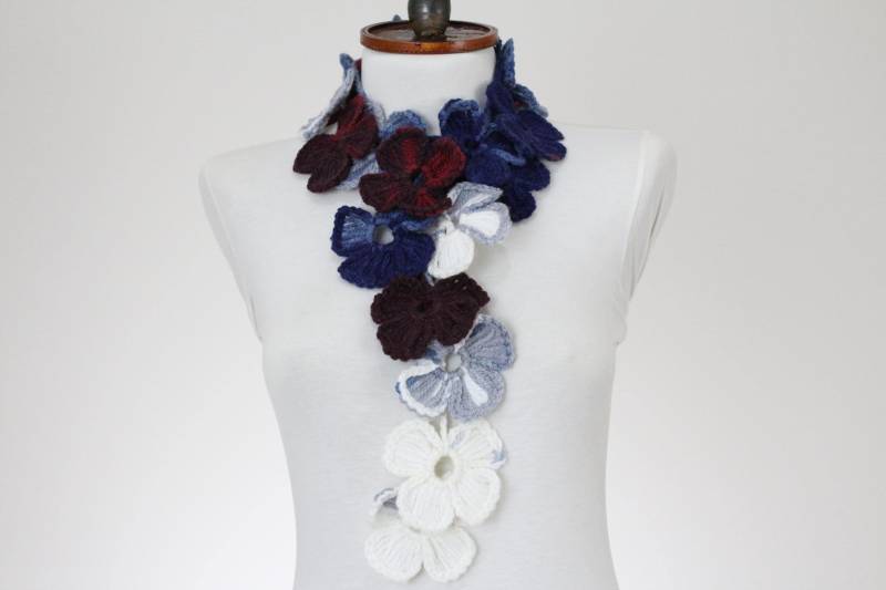 Gehäkelter Lariat Schal Handgemachte Floral Boho Wrap Halskette, Lange Herbst Winter Accessoire von scarfnurlu