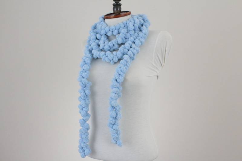 Gehäkelter Pom Schal, Weicher Dicker Halswärmer, Gemütliches Handgemachtes Winter-Accessoire, Langes Strukturiertes Tuch von scarfnurlu
