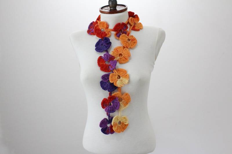 Handgefertigter Bunter Gehäkelter Lariat-Schal, Herbst-Winter-Blumenpackung, Wolle-Acryl-Mischung, Frauen-Bequemes Boho-Hals-Accessoire, Geschenkidee von scarfnurlu