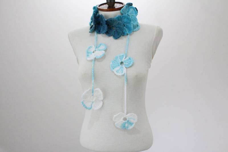 Handgefertigter Gehäkelter Lariat-Schal, Blau-Weißer Blumenschal, Gemütliches Winter-Accessoire Für Frauen, Langer Boho-Halsschal von scarfnurlu