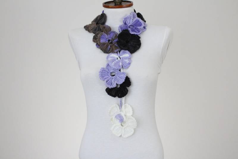 Handgefertigter Häkelblumenschal, Herbst-Winter-Lariat-Wrap, Langes Boho-Halszubehör von scarfnurlu