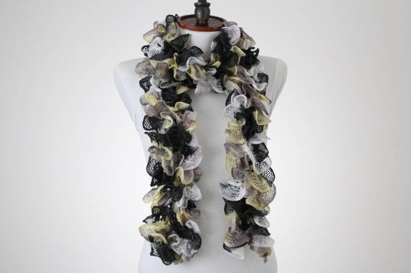 Handgefertigter Rüschen-strickschal Weiches Acryl, Elegante Wintermode, Leichte Herbstverpackung von scarfnurlu