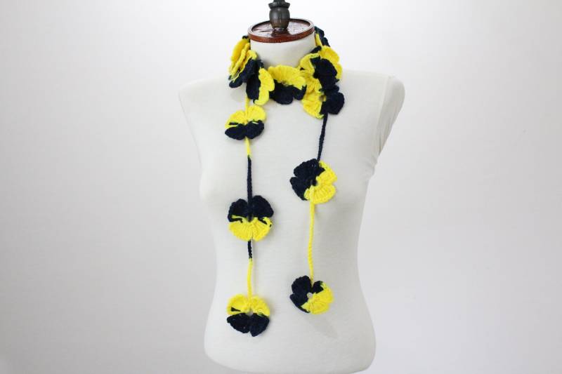 Handgemachte Häkelkette Floral Schal Gelb & Marine Blau Boho Wrap von scarfnurlu