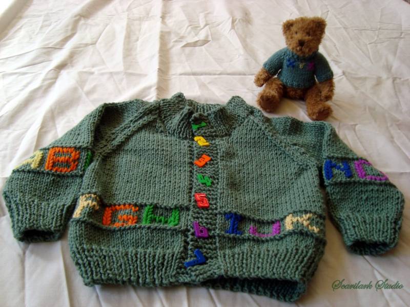 Handgestrickter Kinderpullover - Junge Oder Mädchen. Größen 2-4 Jahre Und 3-5 Jahre, Leicht Zu Waschen. Abc's Auf Bestellung Gefertigt von scarilarkstudio