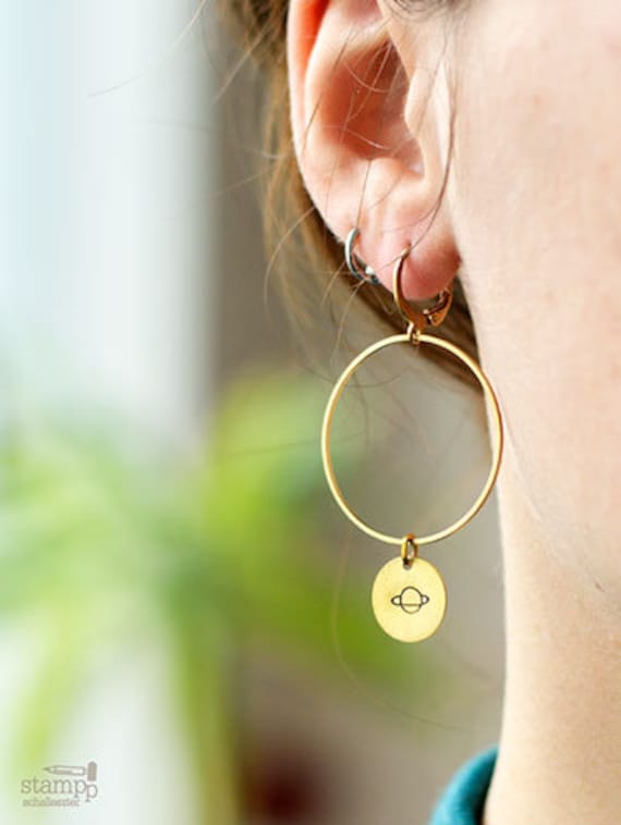 Große, Runde Planeten Ohrringe/Messing Haken Hand Gestempelt Schmuck Große, Runde Planeten Ohrringe/Messing Haken Hand Gestempelt Schmuck von schalleszter