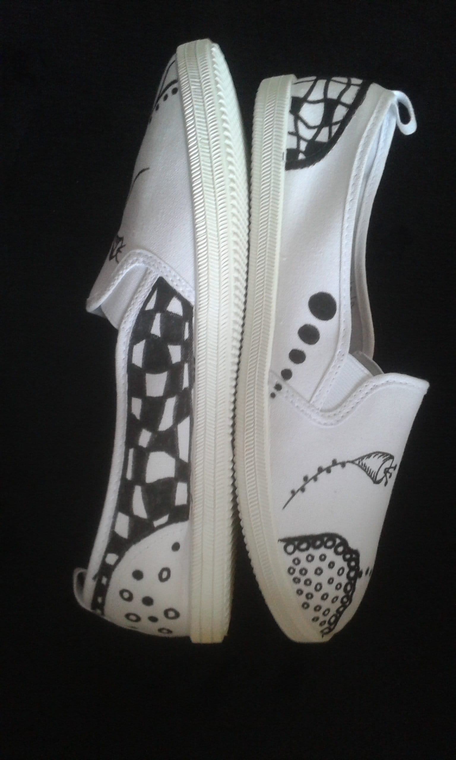 Handbemalte Chucks Turnschuhe Unikat Weiß - Schwarz Gr. 40 von schattengalerie