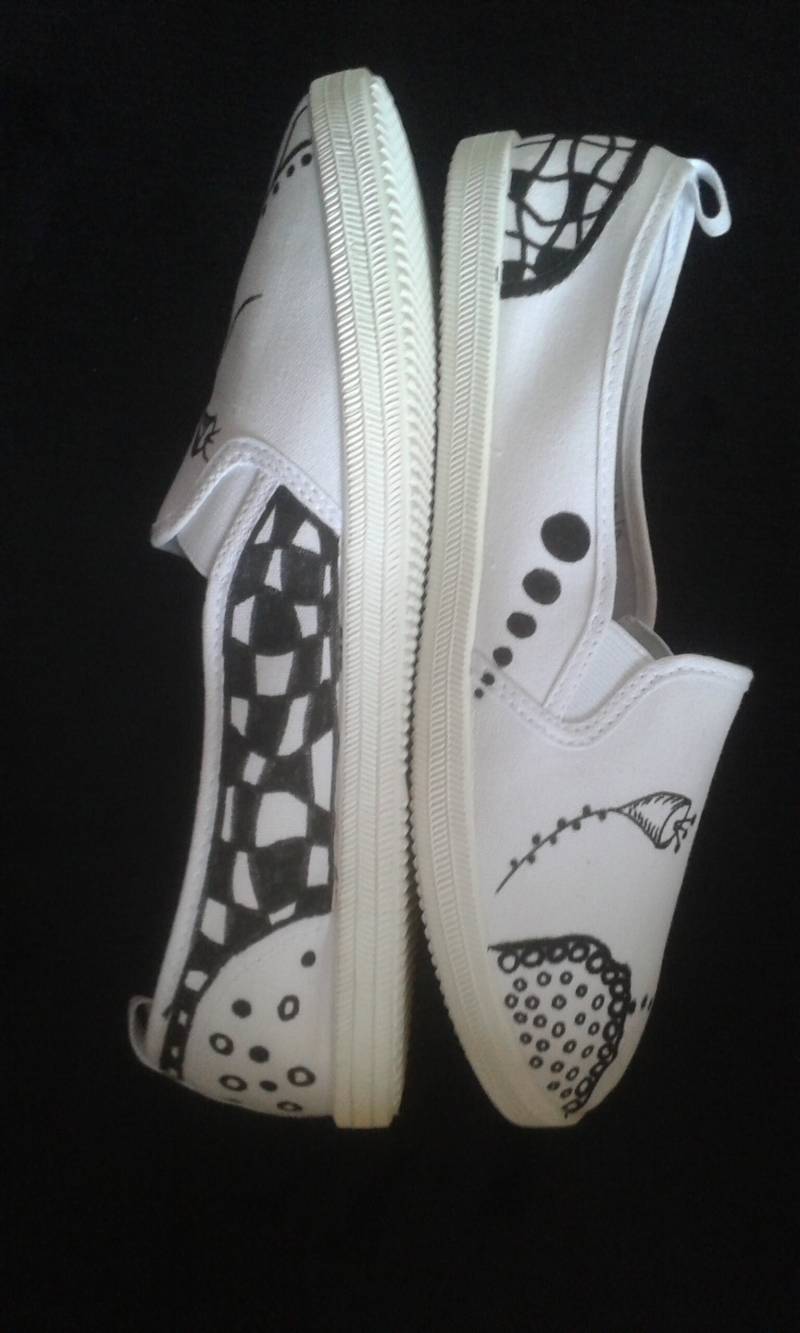 Handbemalte Chucks Turnschuhe Unikat Weiß - Schwarz Gr. 40 von schattengalerie