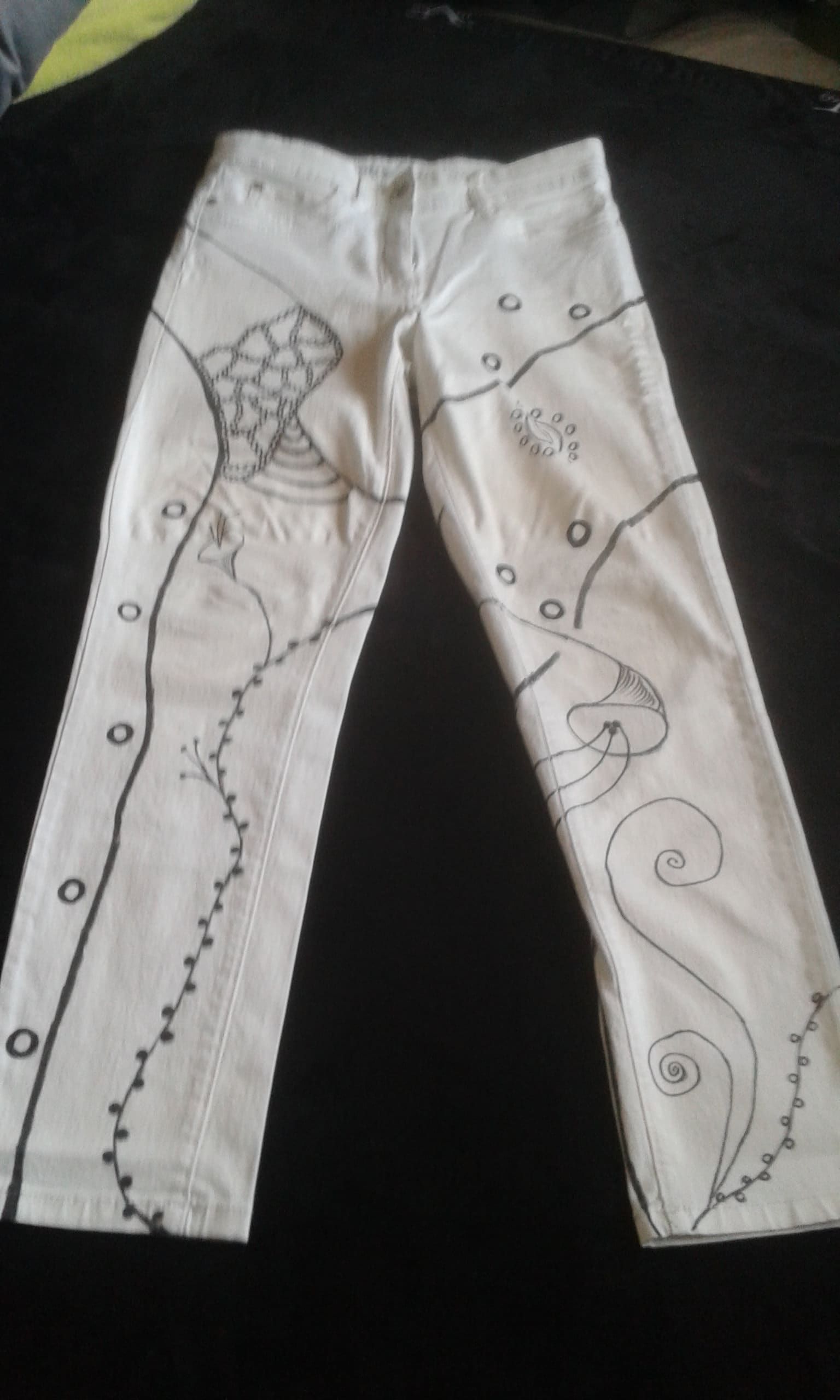 Handbemalte Jeans Einzelstück Gr. 36/ 38 Weiß - Schwarz von schattengalerie