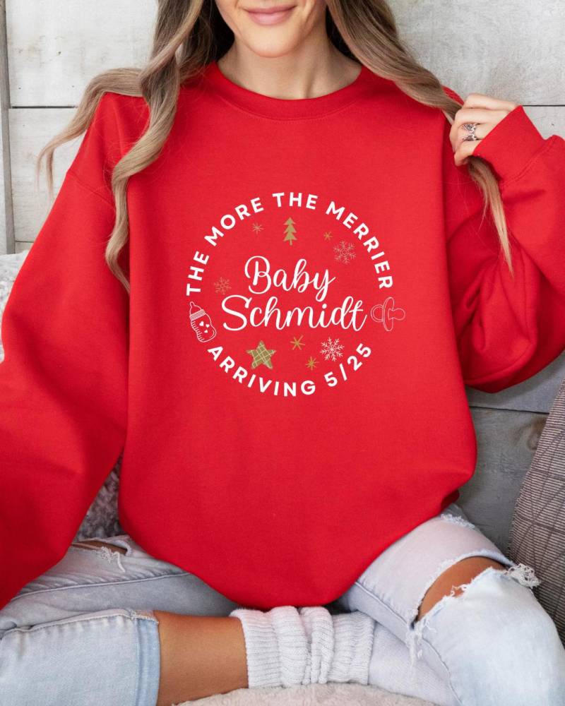 Personalisierter Weihnachtspullover Zur Schwangerschaftsverkündung , The More The Merrier', Nachname, Geburtstermin, Pregnancy Christmas von scheevomsee
