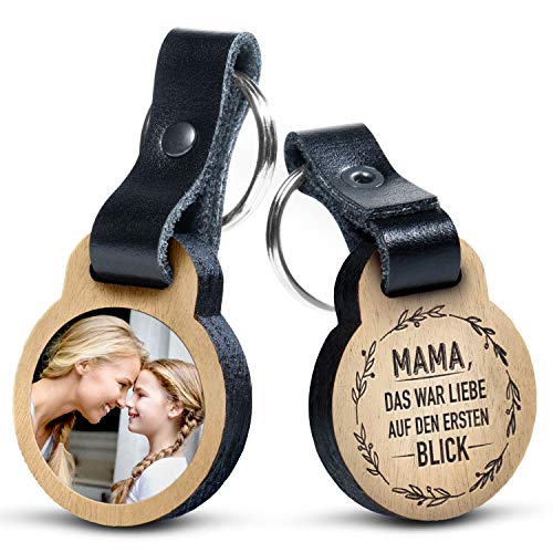 Premium „Mama das war Liebe auf den ersten Blick“ Foto-Schlüsselanhänger aus Eichenholz mit Gravur und kratzbeständigem Foto in Farbe - personalisierte Geschenkidee für Muttertag von schenkYOU