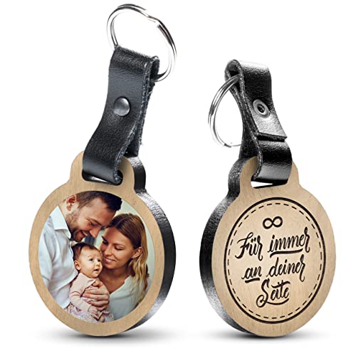 Premium Schlüsselanhänger mit Foto aus Eichenholz und dunklem Echtleder - personalisierte Geschenkidee für Muttertag, Vatertag - Gravur „Für immer an deiner Seite“ von schenkYOU