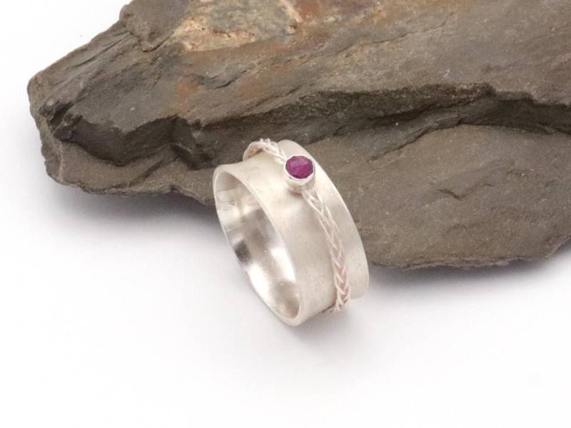 Drehring, Silber, Mit Geflochtenem Band Und Rubin Drehring, Silber, Mit Geflochtenem Band Und Rubin von schlichtSchmuck