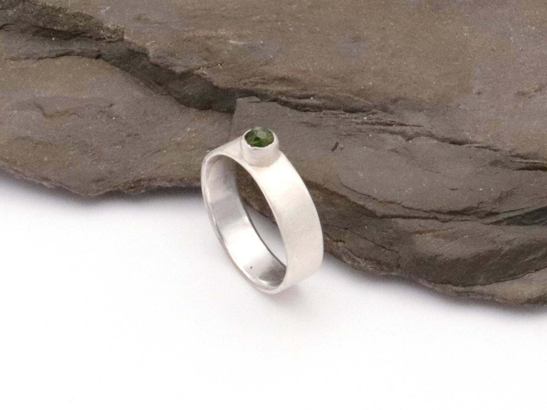Matter Silberring Mit Grünem Diopsit Matter Silberring Mit Grünem Diopsit von schlichtSchmuck