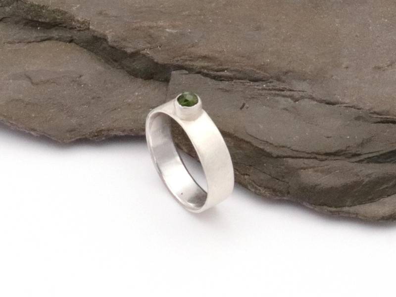 Matter Silberring Mit Grünem Diopsit Matter Silberring Mit Grünem Diopsit von schlichtSchmuck