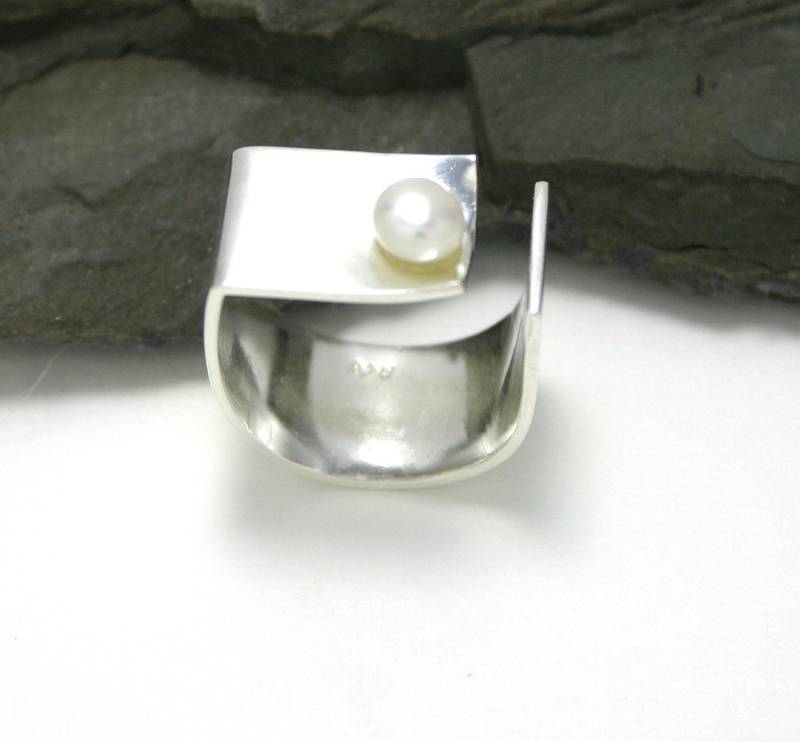 Silberring, Breites U Mit Kleiner, Weißer Perle, Sterling Silber, Moderner Ring von schlichtSchmuck