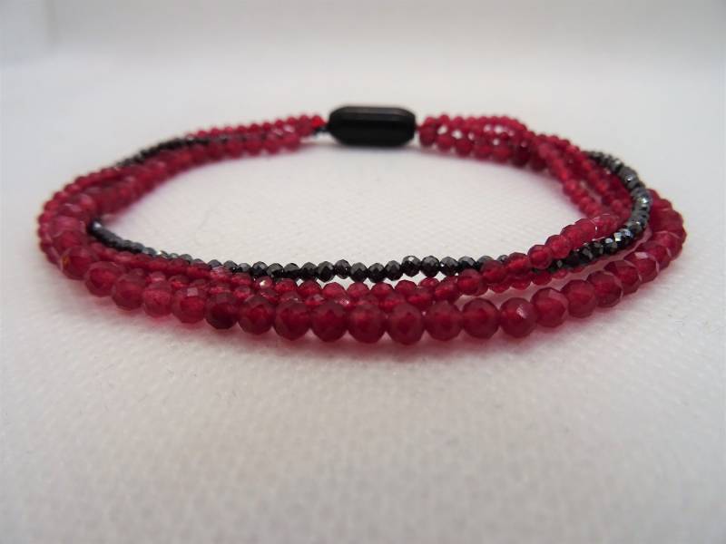 Armband Mehrreihig Rubinquarz Mit Spinell Und Schwarzer Magnetschließe Handarbeit Einzelstück Frau Freundin Geschenk von schmuckbewusst