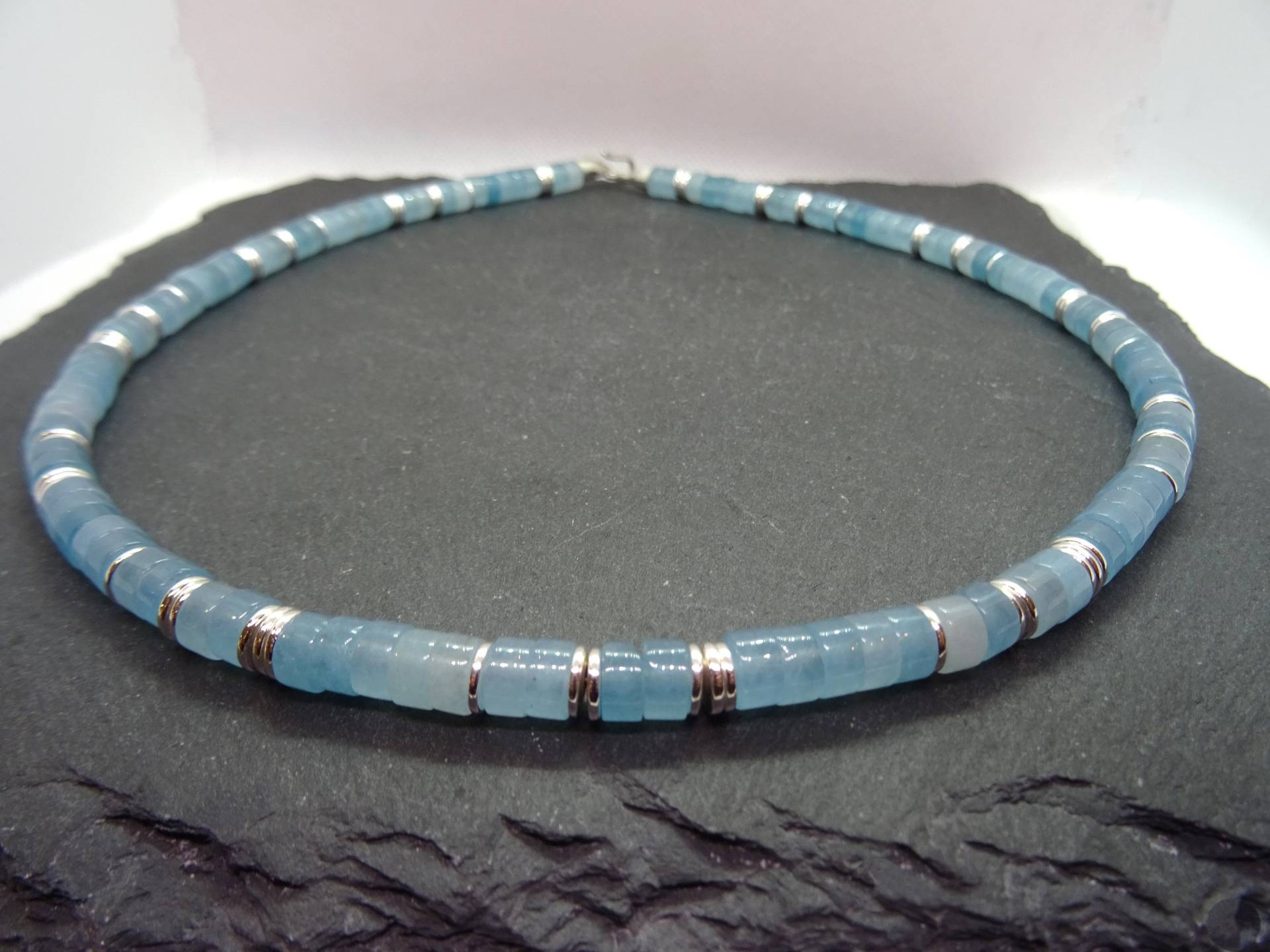 Collier Aus Aquamarin Quarz Walzen Mit Hämtitscheiben Rhodiniert Und Silbernem S Haken Verschluß Handarbeit Einzelstück von schmuckbewusst