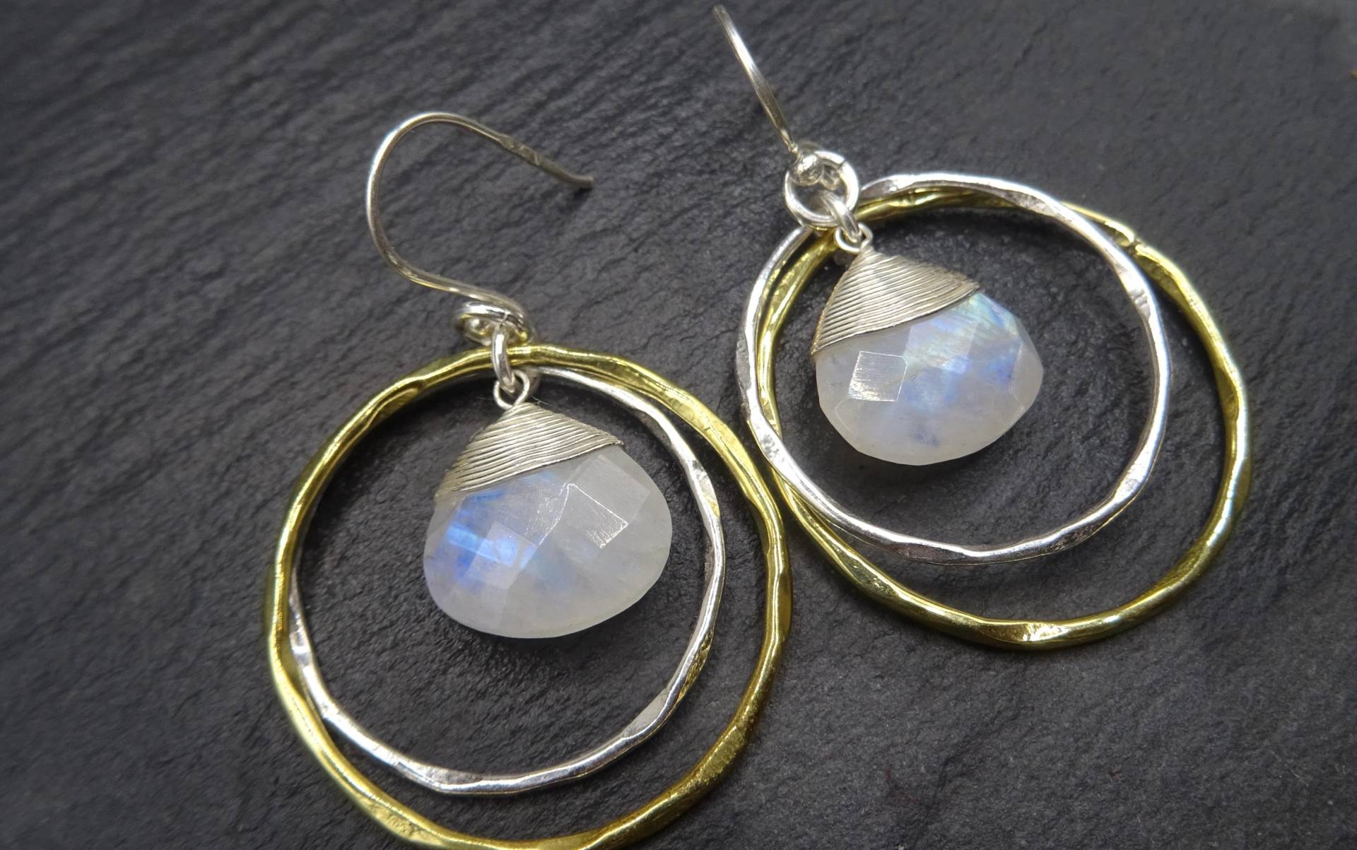 Ohrringe Ohrhaken Hängeohrringe Sterlingsilber 925 Regenbogenmondstein Briolett Tropfen Facettiert Silber Gold Handarbeit von schmuckbewusst
