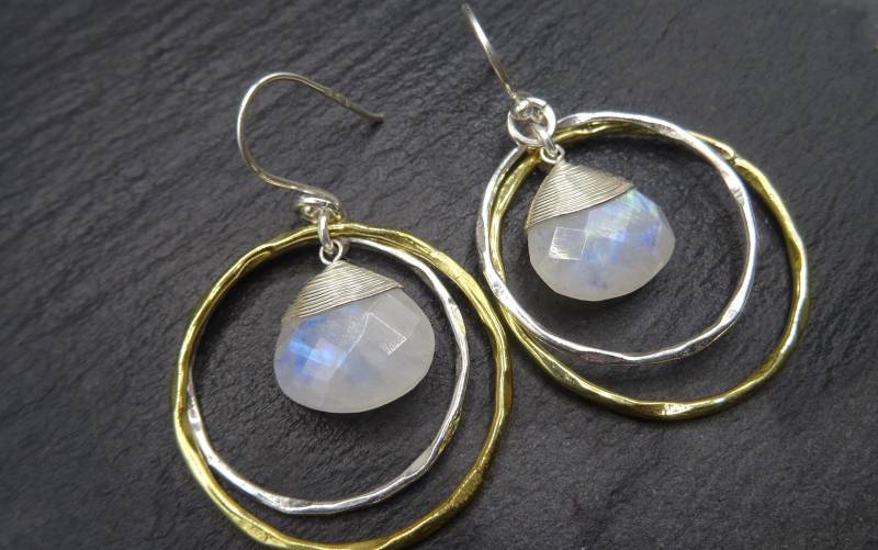 Ohrringe Ohrhaken Hängeohrringe Sterlingsilber 925 Regenbogenmondstein Briolett Tropfen Facettiert Silber Gold Handarbeit von schmuckbewusst