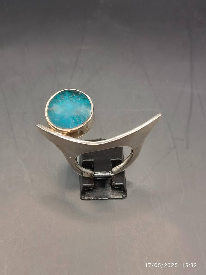 Statementring Designring Blauer Fluorit Cabochon Rund in 925Er Sterlingsilber Handarbeit Einzelstück Statementring Designring Blauer Fluorit Cabochon Rund in 925Er Sterlingsilber Handarbeit Einzelstück von schmuckbewusst