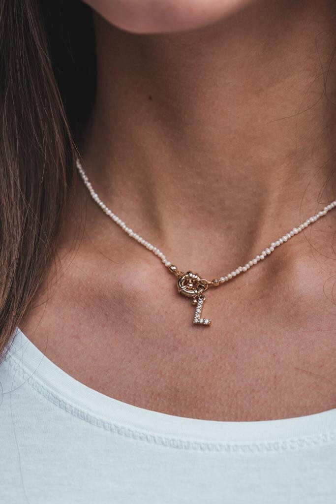 Süßwasserperlenkette Mit Individuellem Buchstabe in Goldfarben Süßwasserperlenkette Mit Individuellem Buchstabe in Goldfarben von schmuckdesignBC