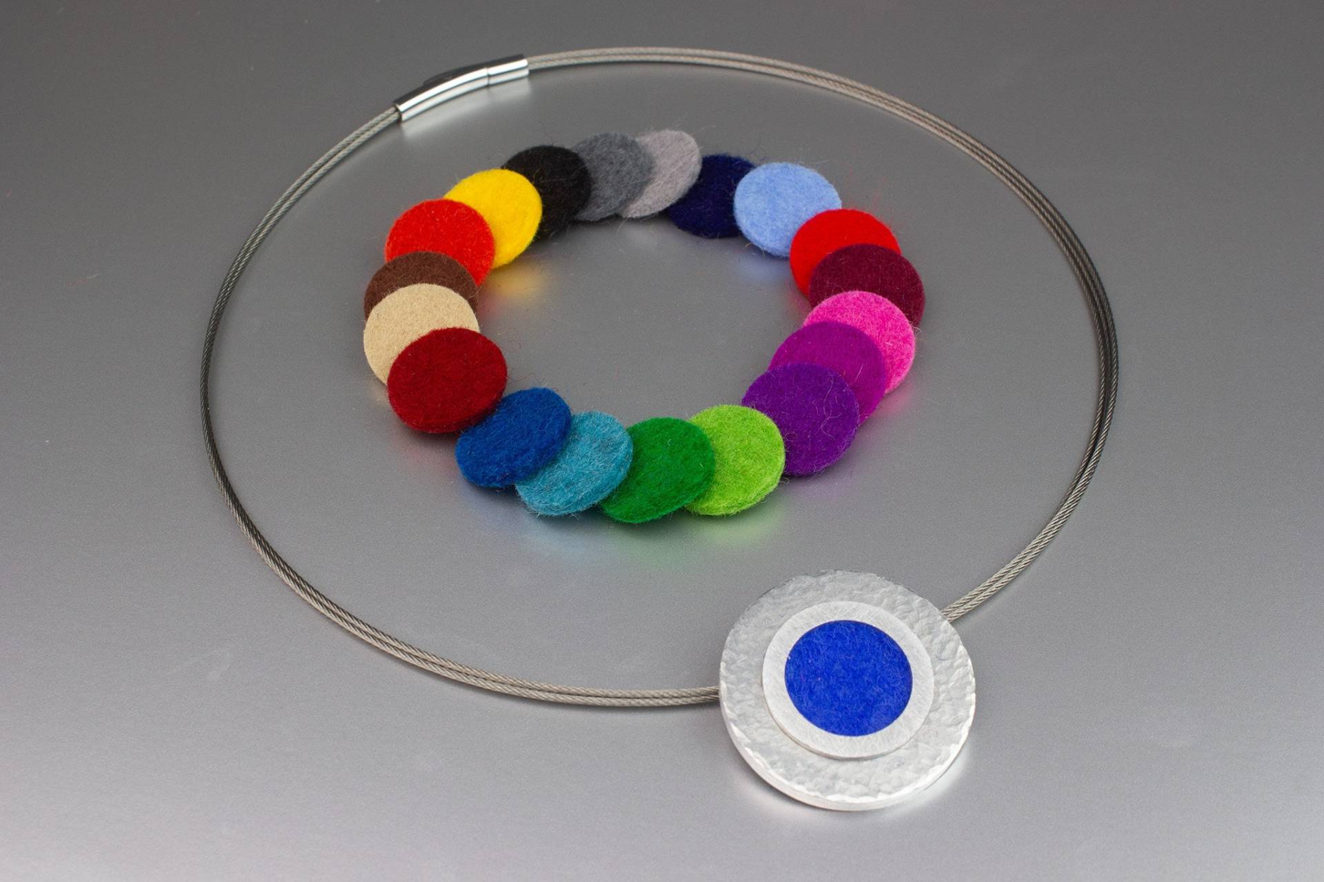 Gehämmerter Wechselanhänger Mit 3 Reihigem Reifen. Incl. 20 Farben. Exklusives Geschenk Frauen, Individuelle Geschenke . Art.nr Sf-Ag-24 von schmuckefarben