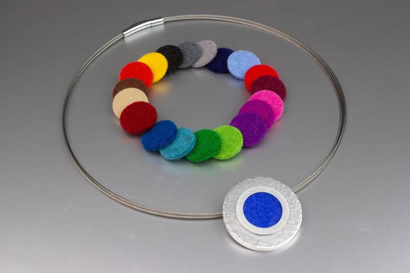 Gehämmerter Wechselanhänger Mit 3 Reihigem Reifen. Incl. 20 Farben. Exklusives Geschenk Frauen, Individuelle Geschenke . Art.nr Sf-Ag-24 Gehämmerter Wechselanhänger Mit 3 Reihigem Reifen. Incl. 20 Farben. Exklusives Geschenk Frauen, Individuelle Geschenke . Art.nr Sf-Ag-24 von schmuckefarben