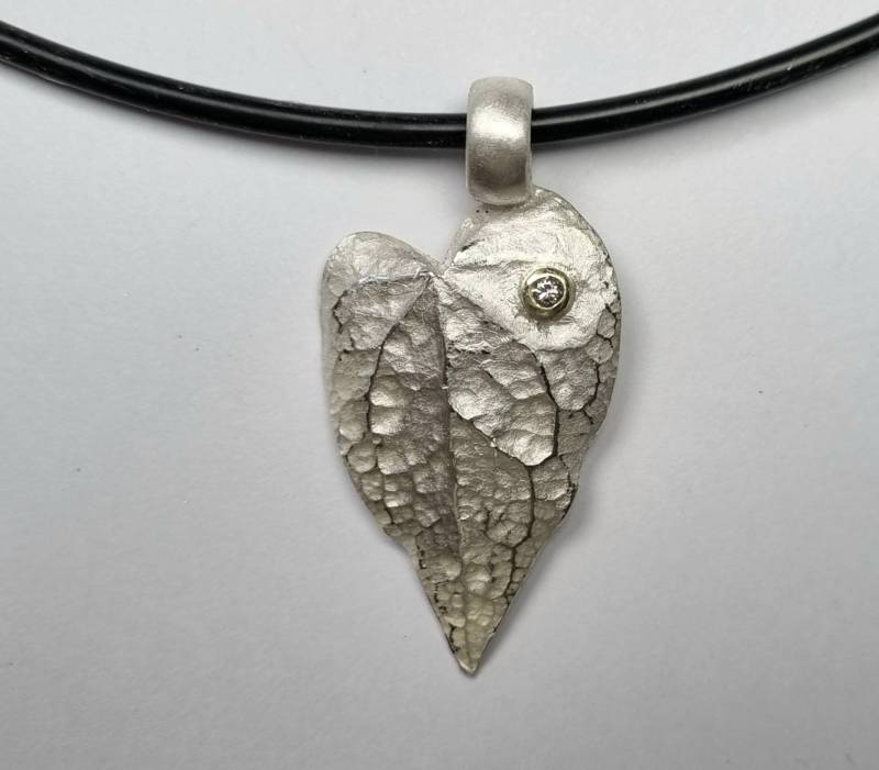 Herz-Blatt-Anhänger Aus Silber Mit Brillant in 585Er Gold Gefasst von schmuckesAtelier