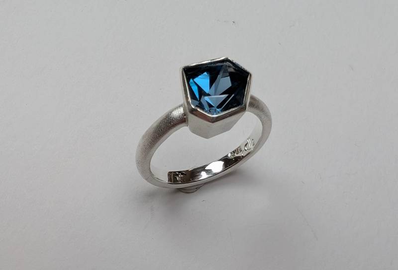 Ring Aus 925Er Silber Mit Londonblue Topas Ring Aus 925Er Silber Mit Londonblue Topas von schmuckesAtelier