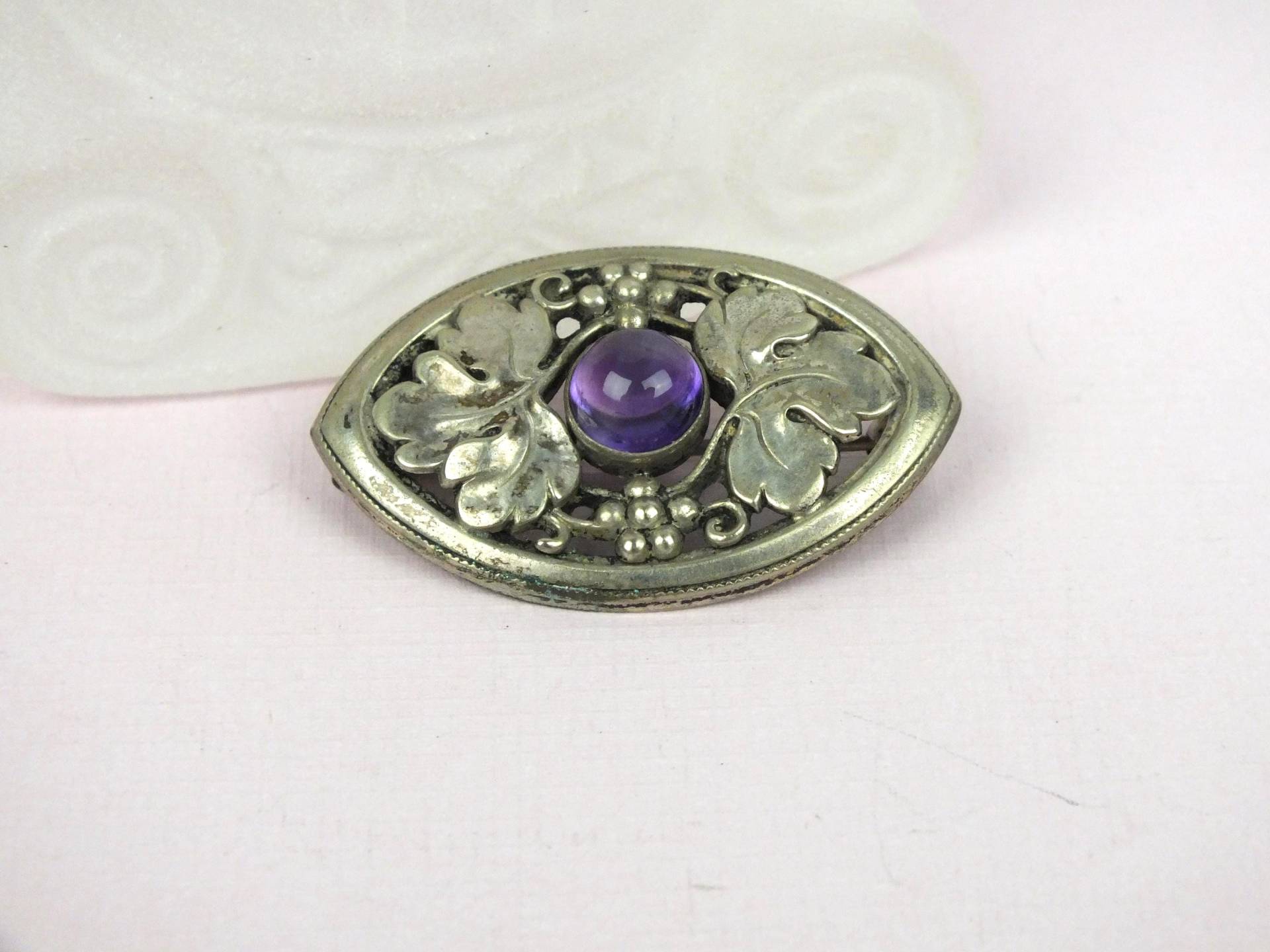 Antike Alpacca Brosche Weinreben Mit Amethyst - Jugendstil Modeschmuck Um 1920 Silberne Anstecknadel von schmuckesBerlin