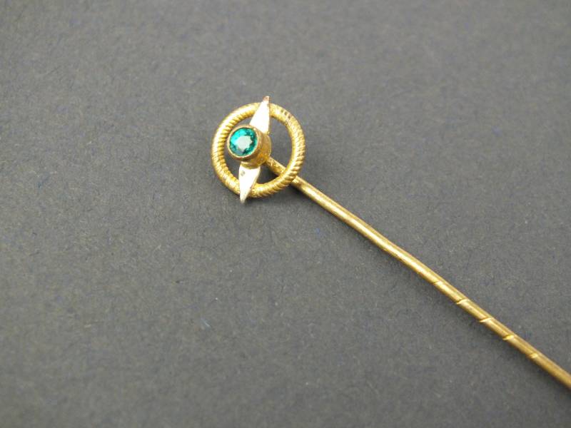 Antike Nadel Brosche Gold Mit Grünem Farbstein, Vintage Modeschmuck Reversnadel, Geschenk Für Sie, Ihn von schmuckesBerlin