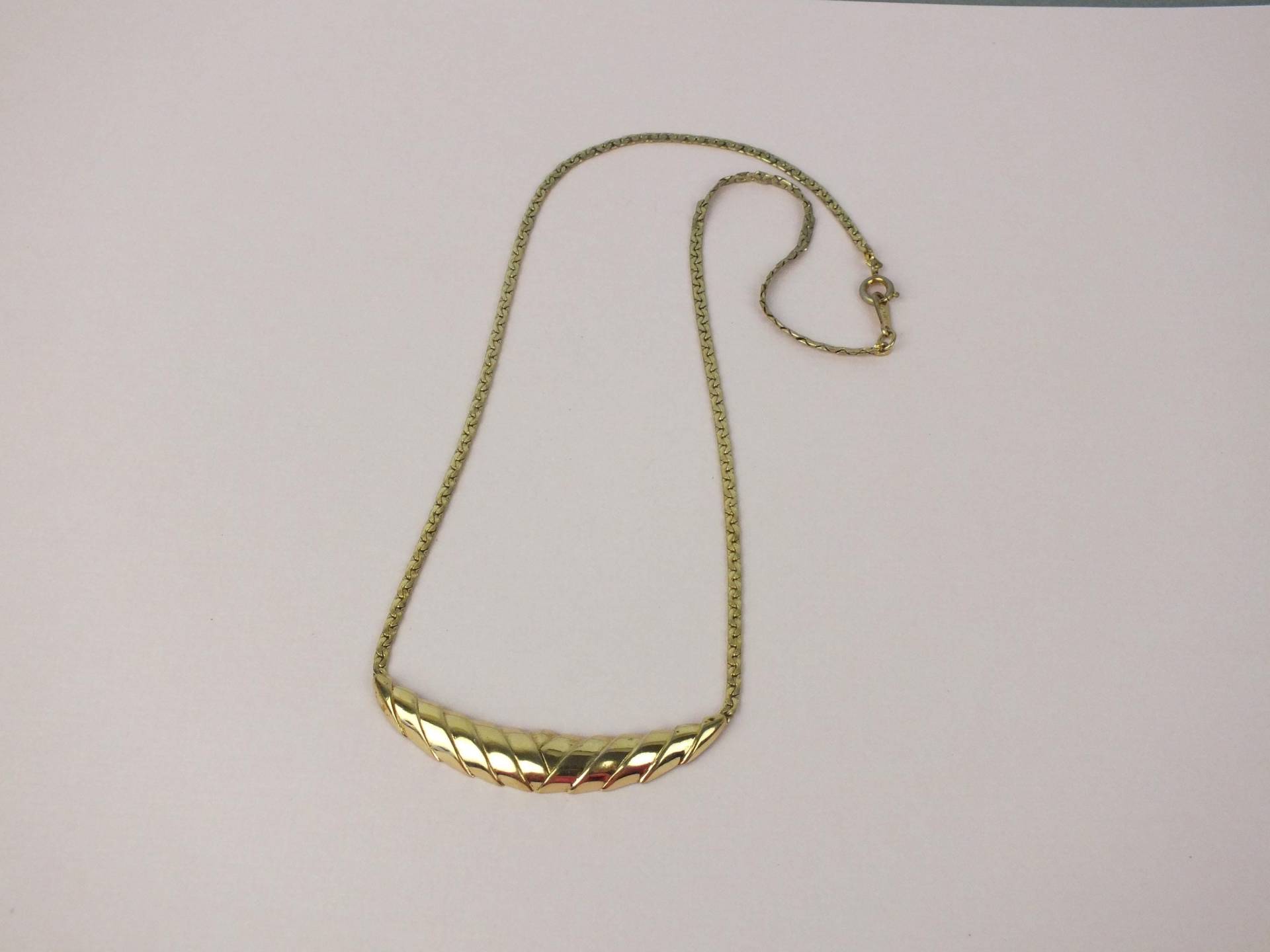 Avon Vintage Damen Halskette Goldenes Metall - Modeschmuck Collier 70Er Jahre von schmuckesBerlin