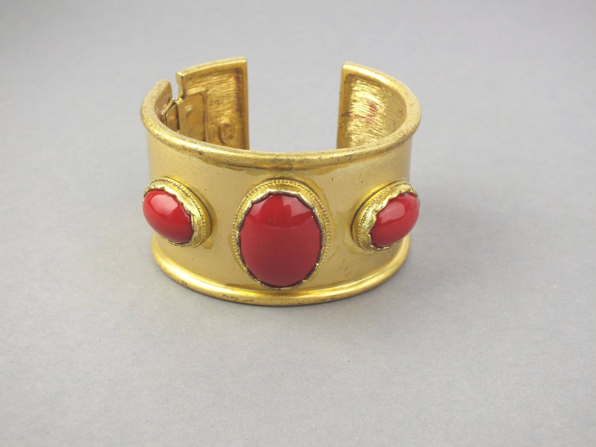 Kenneth Lane Vintage Armreifen Gold Mit Roten Cabochons, Modeschmuck Armspange von schmuckesBerlin