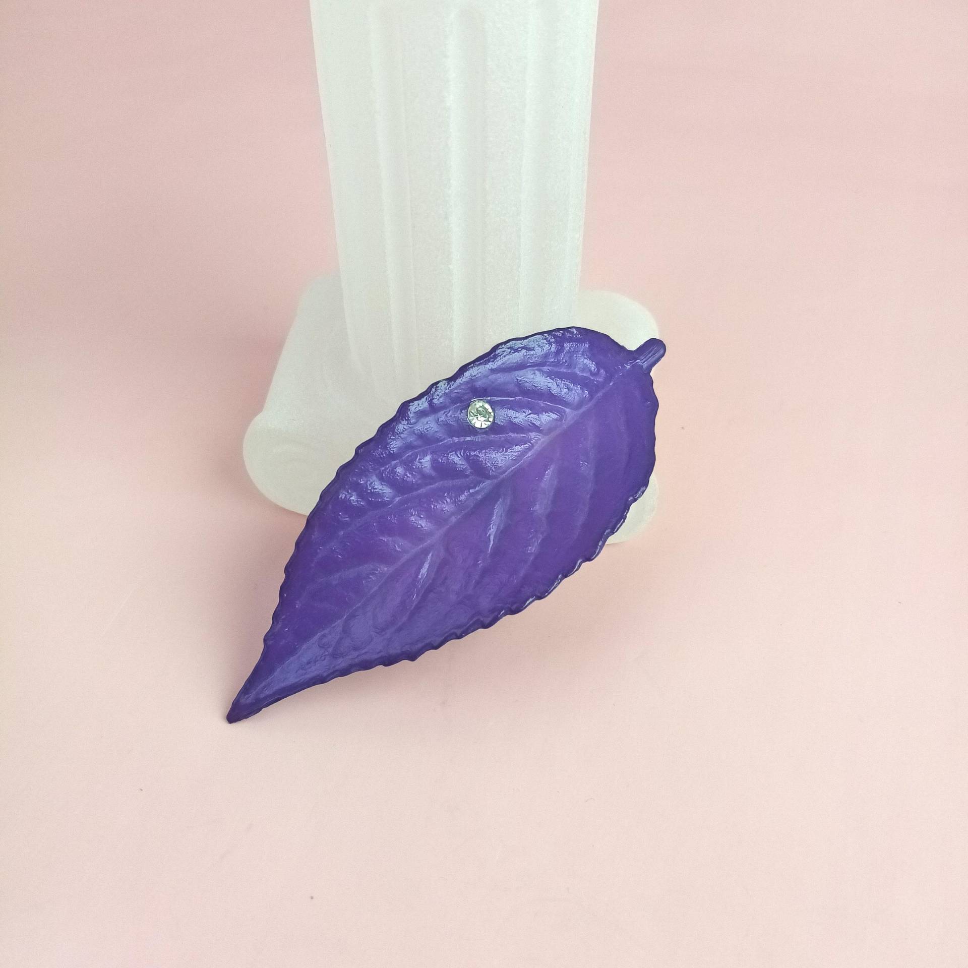 Leichte Vintage Blatt Brosche Von Buch Und Deichmann Denmark Aus Kunststoff -Marken Modeschmuck - Lila Anstecknadel Geschenk Für Frauen von schmuckesBerlin