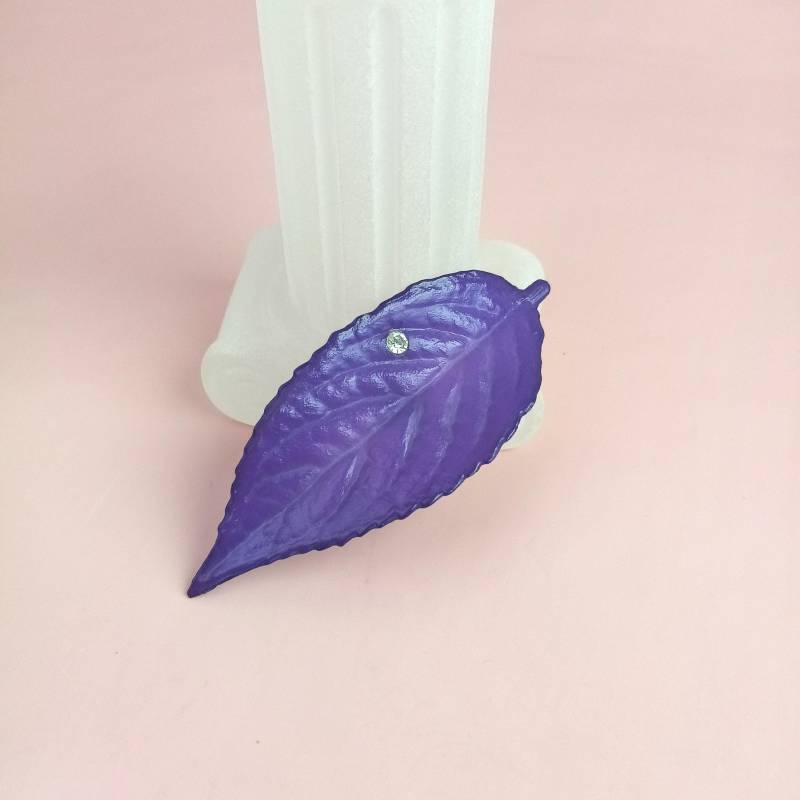 Leichte Vintage Blatt Brosche Von Buch Und Deichmann Denmark Aus Kunststoff -Marken Modeschmuck - Lila Anstecknadel Geschenk Für Frauen Leichte Vintage Blatt Brosche Von Buch Und Deichmann Denmark Aus Kunststoff -Marken Modeschmuck - Lila Anstecknadel Geschenk Für Frauen von schmuckesBerlin