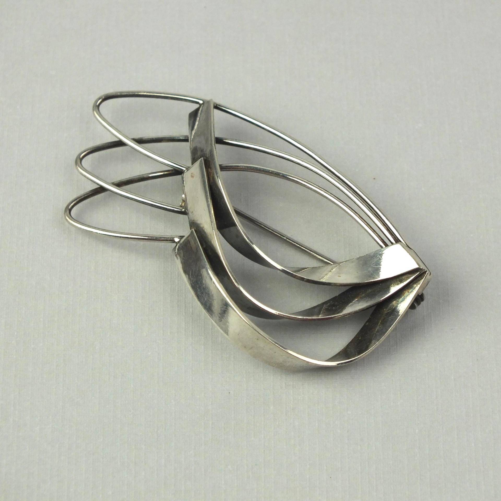 Moderne Vintage 835Er Silber Brosche, Geschwungenes Design, Extravaganter Schmuck 60Er Jahre von schmuckesBerlin