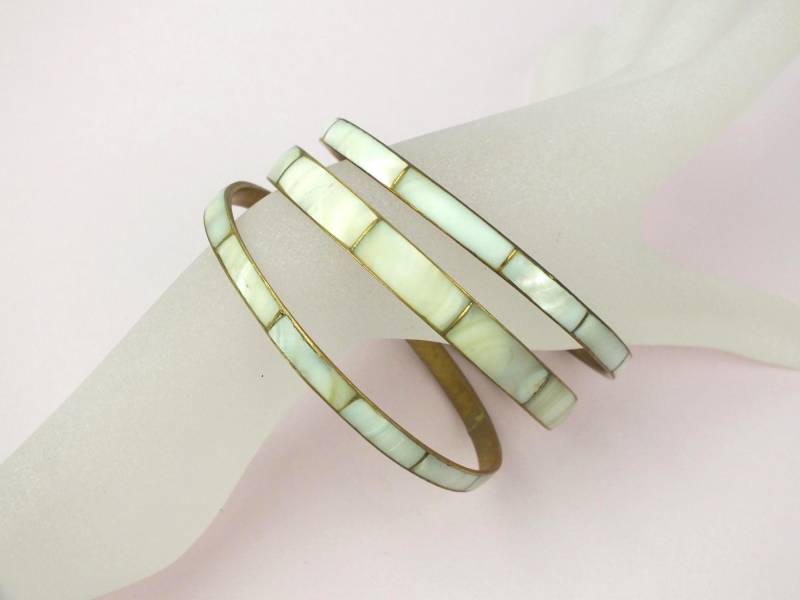 Set 3 Vintage Messing Damen Armreifen Mit Perlmutt - Alter Modeschmuck 70Er Jahre von schmuckesBerlin