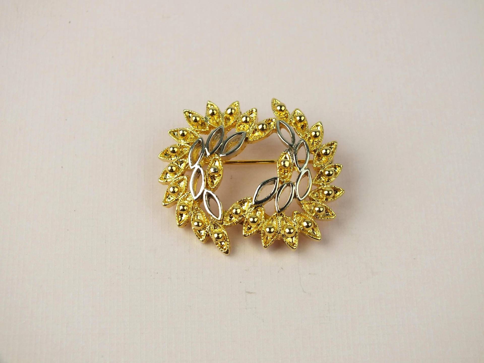 Vintage Aconda Kranz Brosche Bicolor Gold/ Silber - Retro Modeschmuck 80Er Jahre von schmuckesBerlin