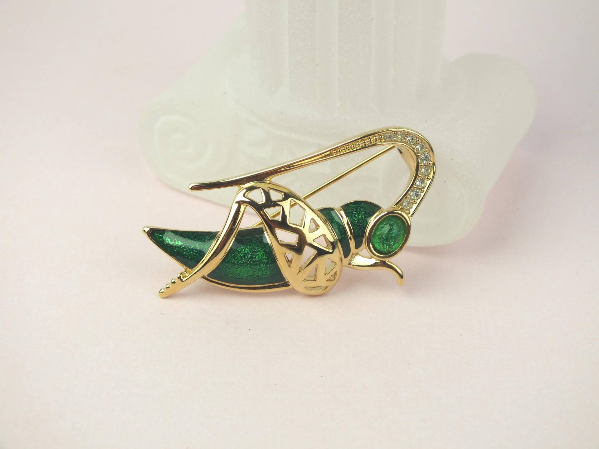 Vintage Christian Dior Grashüpfer Brosche Gold Mit Grüner Emaille Und Strass - Designer Modeschmuck Anstecker von schmuckesBerlin