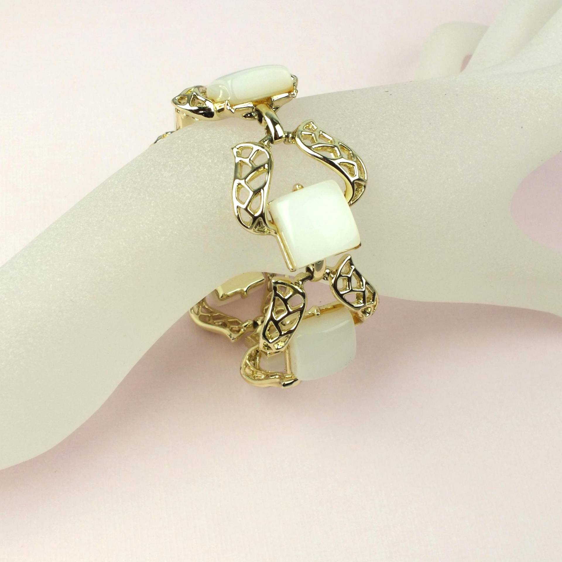 Vintage Coro Armband Golden Weiße Lucite, Designer Modeschmuck Usa, 50Er Jahre Gliederarmband, Geschenk Für Sie, Geburtstagsgeschenk Frau von schmuckesBerlin